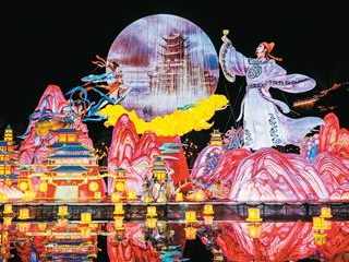 春节出游新亮点 举家看灯年味浓