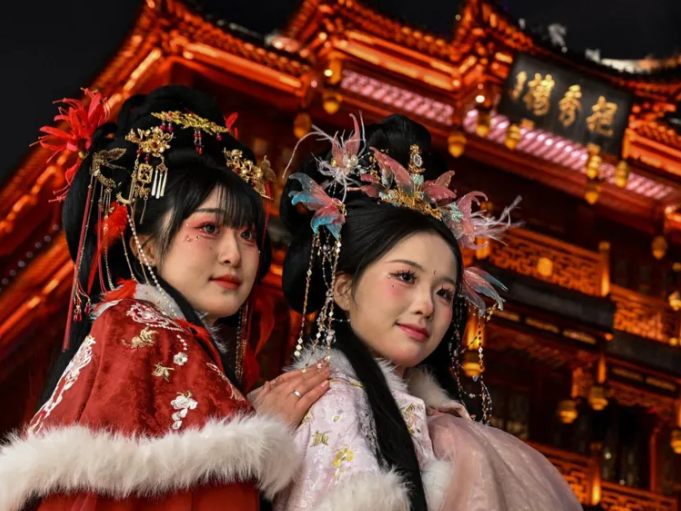 全球媒体聚焦｜外媒：人们对中国越来越着迷！“Chinamaxxing”火热海外社交媒体