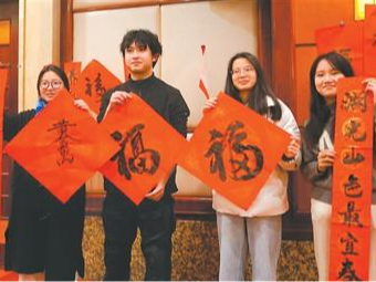 在多彩迎新春活动中感受家的温暖