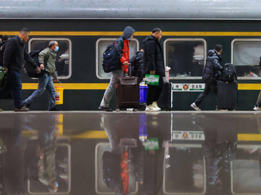 海报短视频｜春运首日：行囊装满盼，归途皆是暖