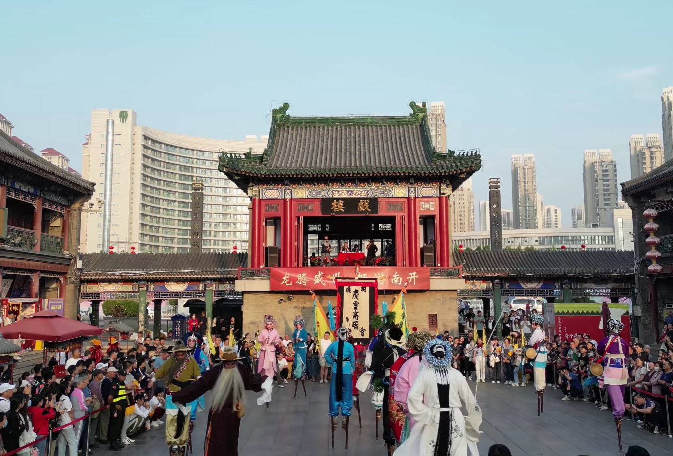 驻华使节“打卡”天津古文化街 吃麻花听戏曲赏泥人 荷兰外交官点赞：very nice！