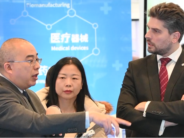 驻华使节走进天津滨海新区 感受产业发展脉动