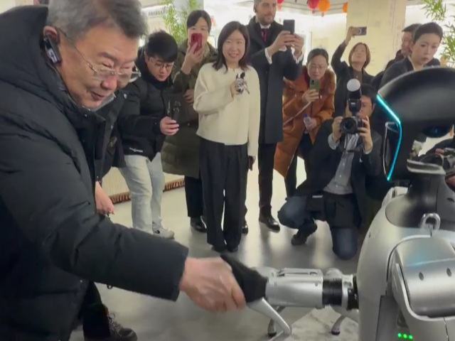 驻华使节探访天津鲁班工坊体验馆：模拟驾驶高铁 和机器人握手互动