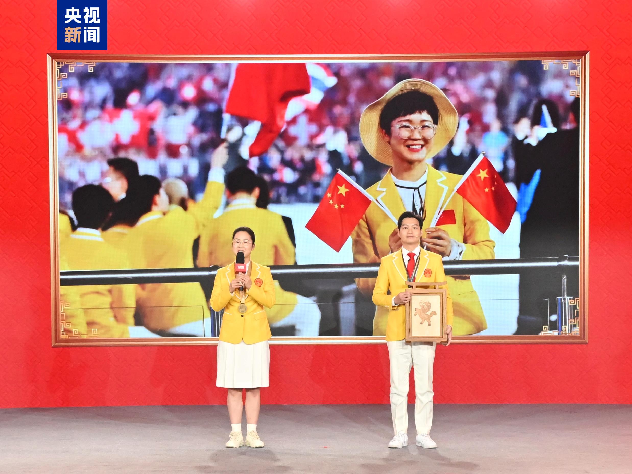 △第44届世界技能大赛时装技术项目金牌获得者胡萍、第47届世界技能大赛精细木工项目金牌获得者黄波林分享参演春晚的感受