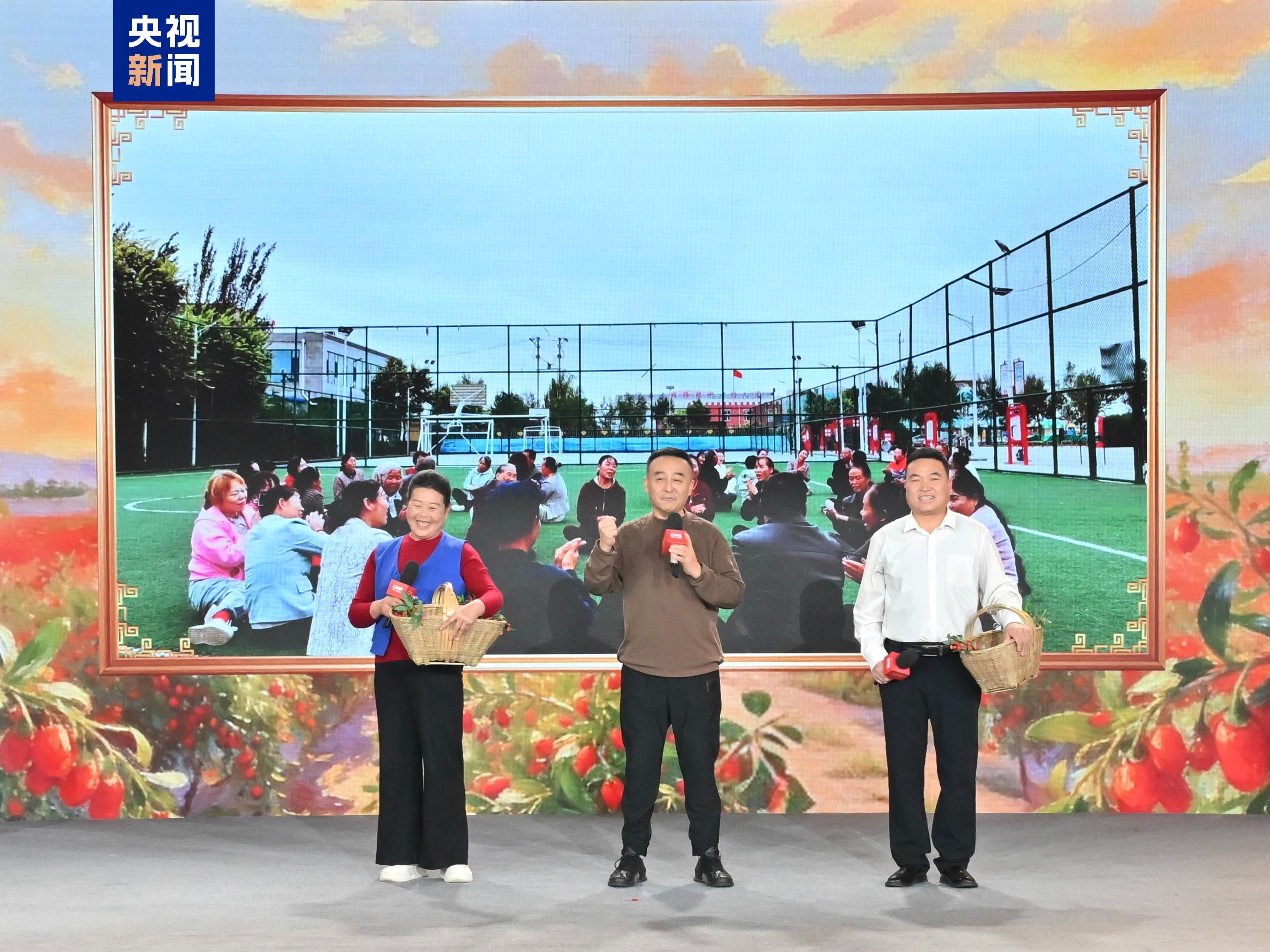 △宁夏中卫市中宁县大战场镇农民合唱团代表李震宏、王虎、王小萍分享参演春晚的感受