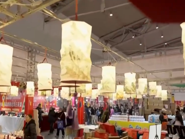 特色年货大集点燃新春“烟火气” 古城古建+“非遗鱼灯”铺展民俗画卷