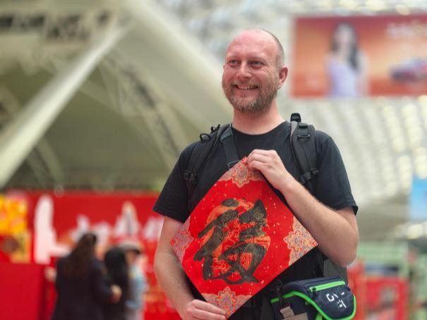 （新春走基层）广州南站开展“话百家姓 过中国年”书画送福活动