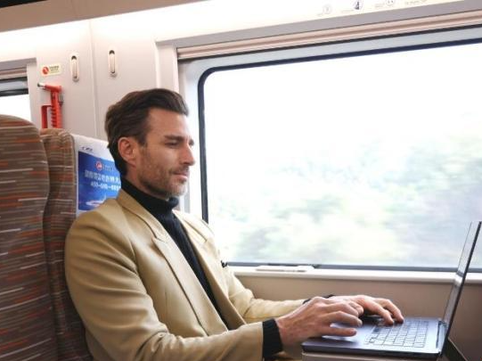 “洋朋友”打卡中国春运