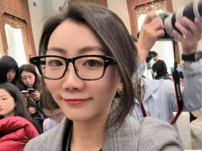 戴上AI眼镜“看”两会