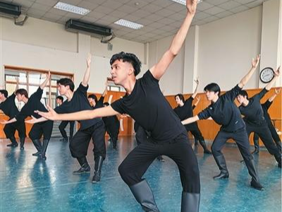 当外国人跳起中国舞（体验“中国味儿”）