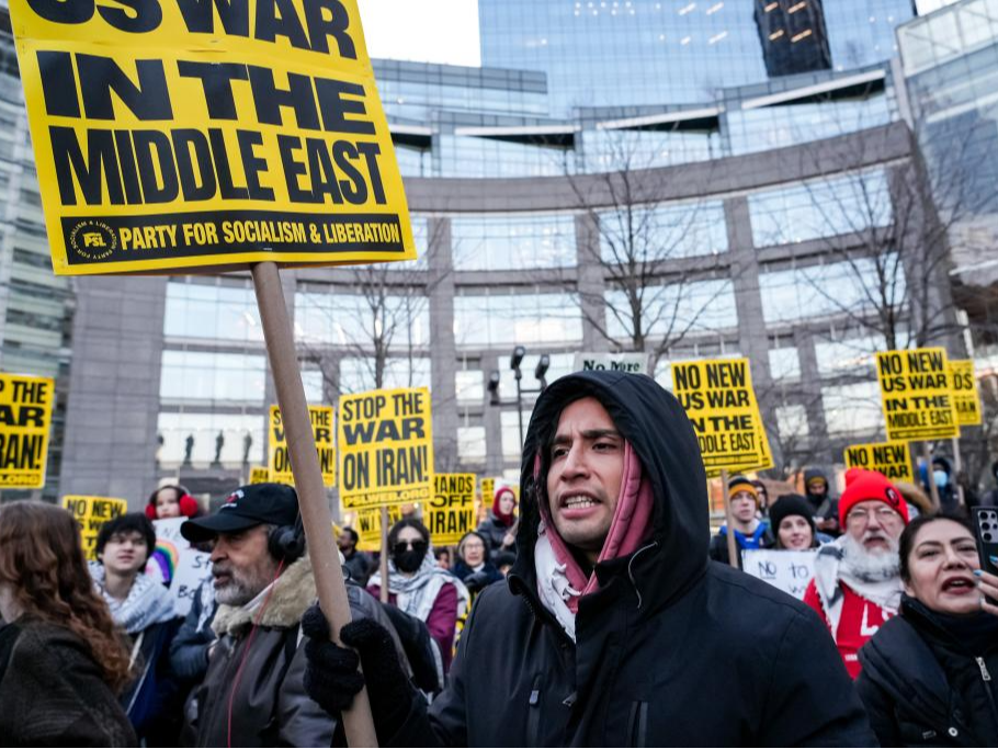 美国多地民众集会抗议对伊朗动武