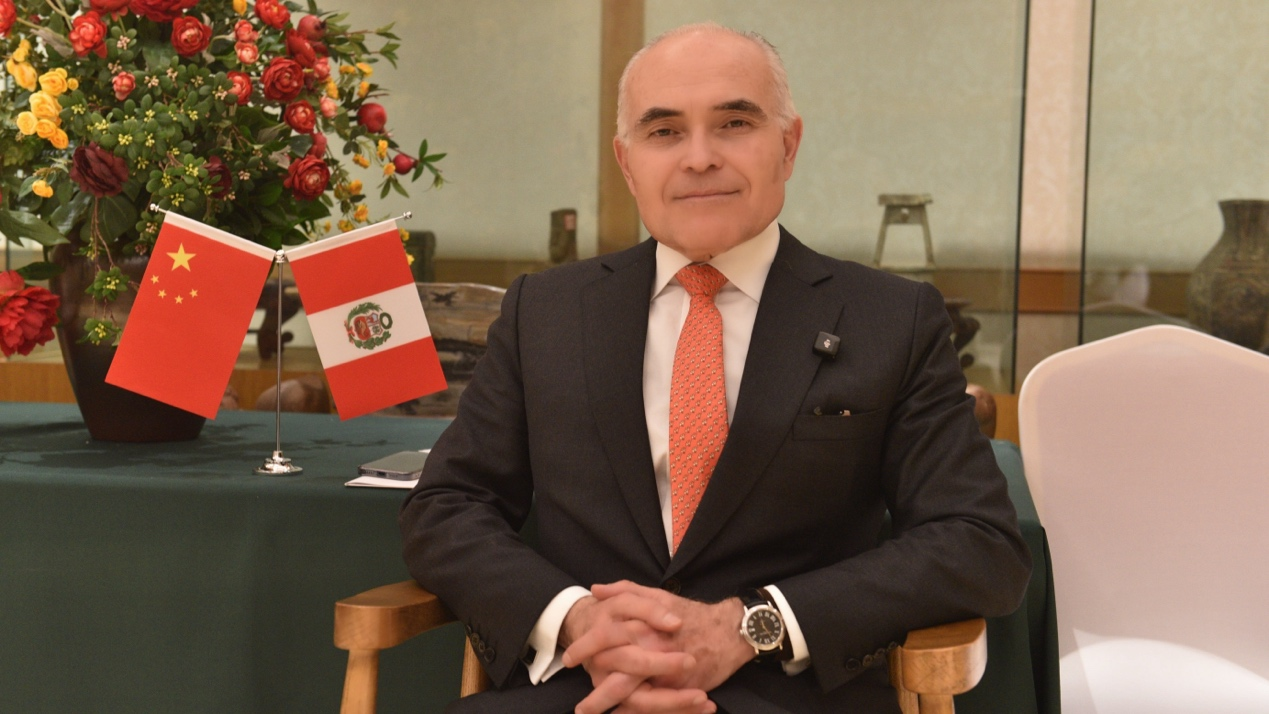 秘鲁驻华大使巴斯克斯：“这是我第一次旁听中国两会”