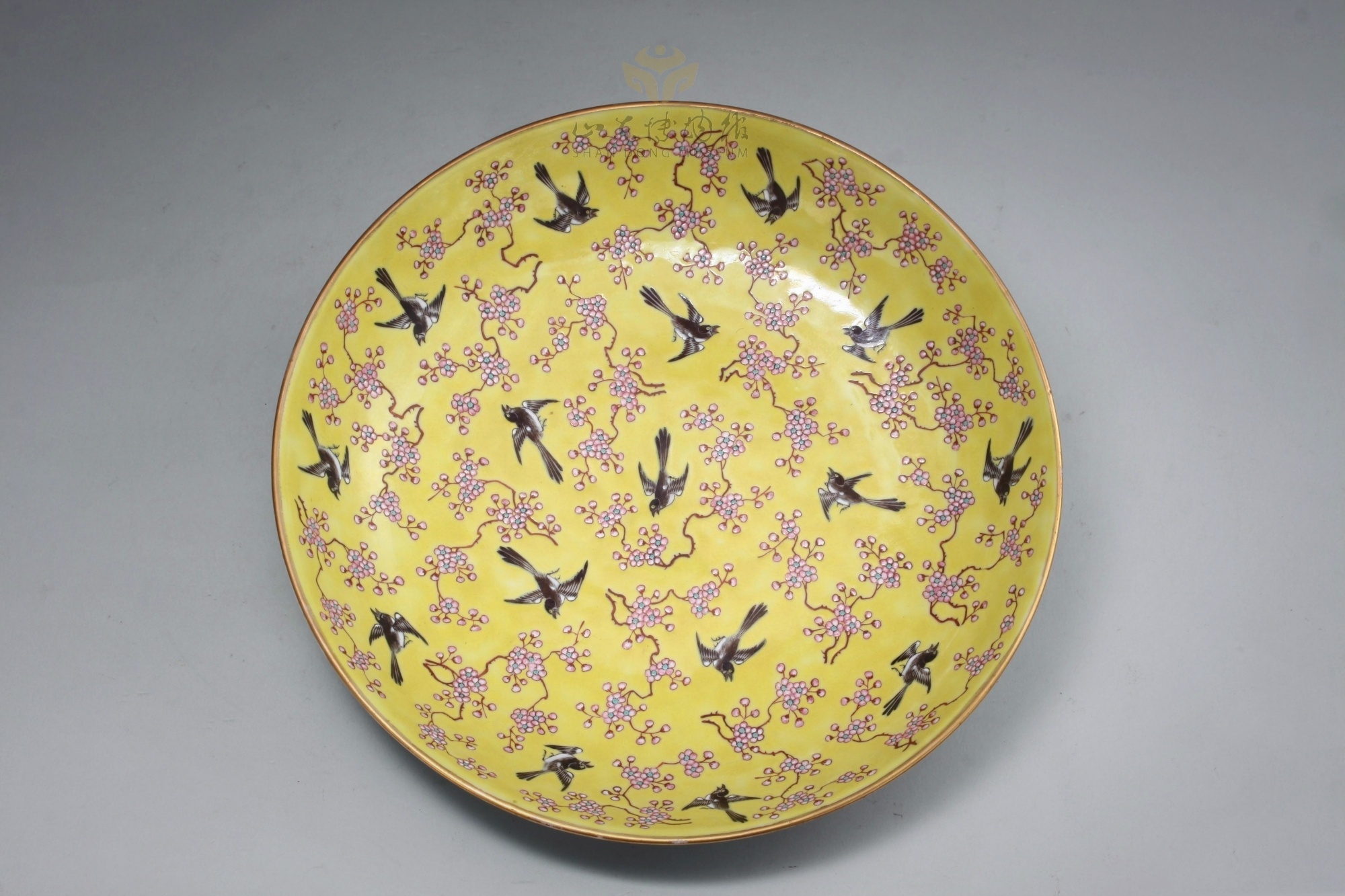 △清同治·黄地粉彩梅鹊纹盘，山东博物馆藏。