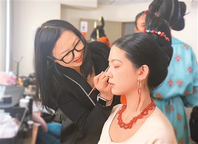 在巴黎妆点华夏风华（侨界关注）