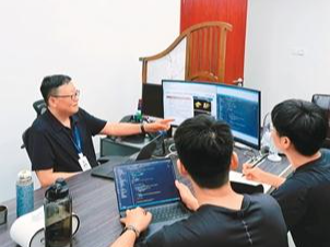 让机器人在仿真里“长大”，再走进现实（千行百业看海归）