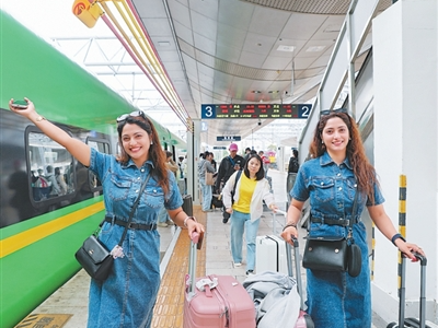 坐着“澜沧号”，看中老铁路沿线的风景与繁荣（探访）