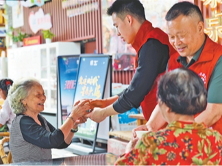 “只要店在，茶摊就不会撤”（暖心故事）