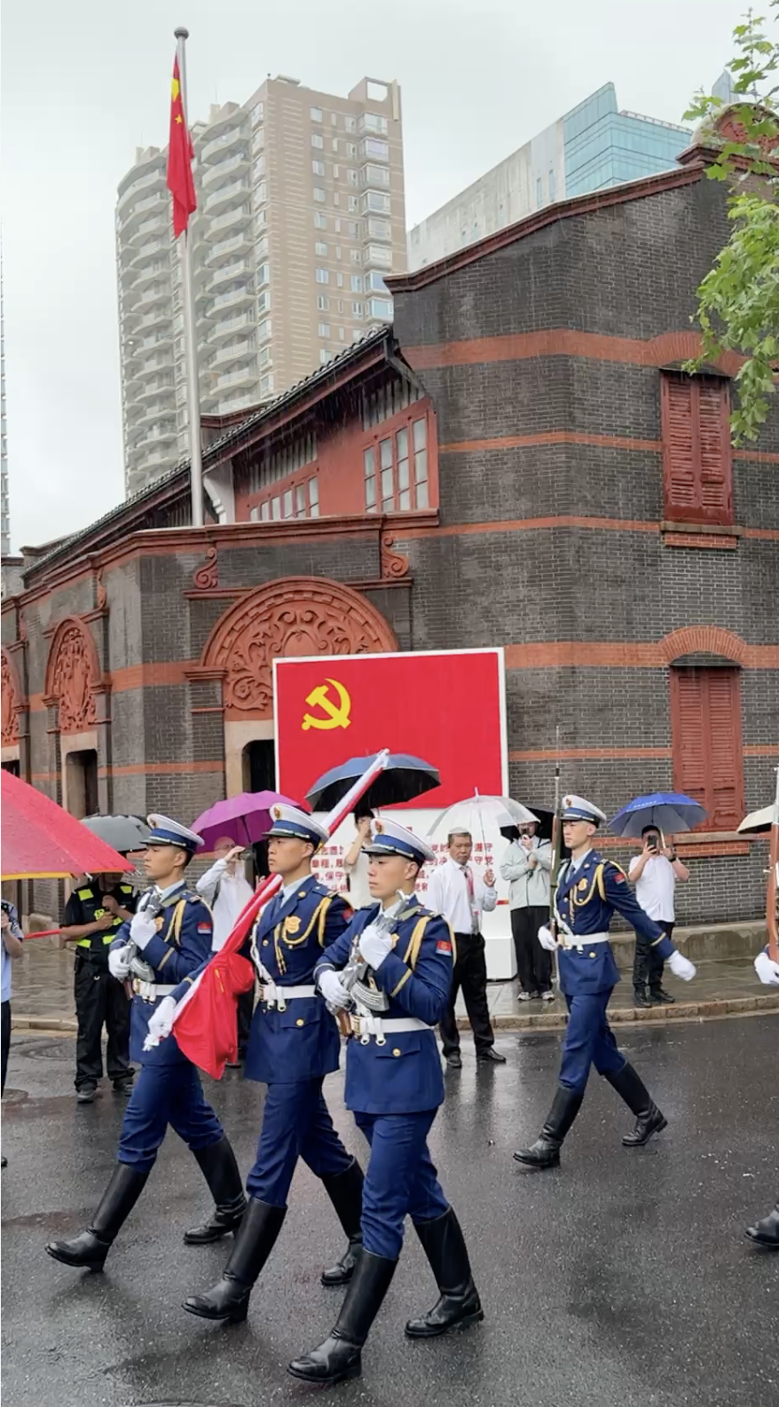 
南部战区空军医院黄牛号贩子票贩子代网上预约代挂号电话市民游客冒雨赶到中共一大纪念馆，就为见证这场庄严的升旗仪式