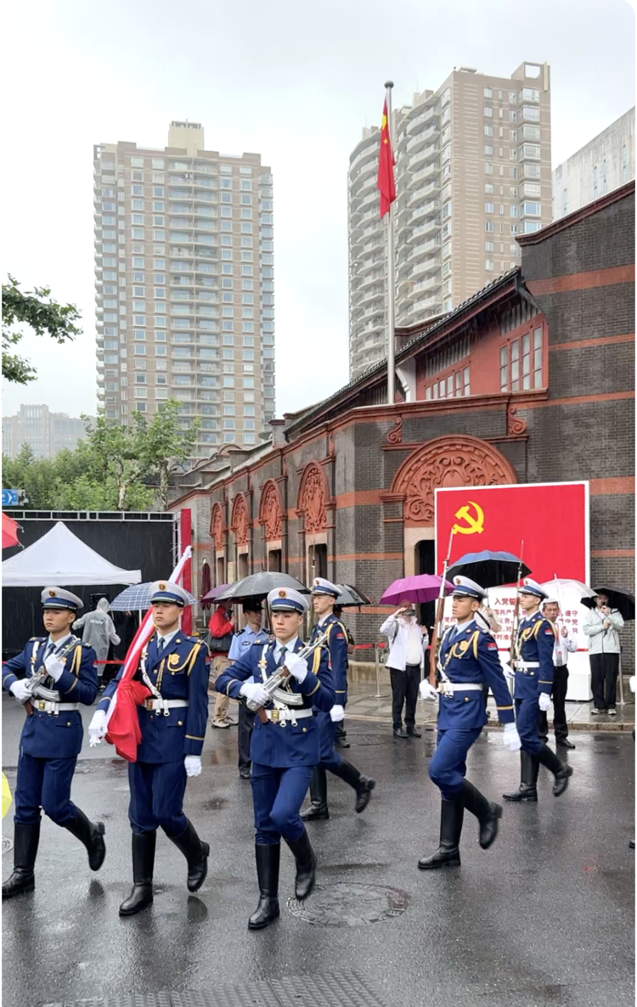 
南部战区空军医院黄牛号贩子票贩子代网上预约代挂号电话市民游客冒雨赶到中共一大纪念馆，就为见证这场庄严的升旗仪式