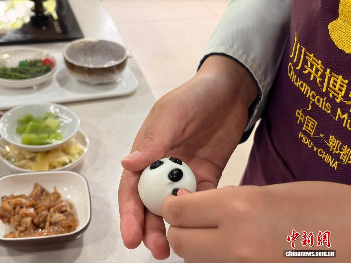 
复旦大学附属肿瘤医院刘文生医生黄牛预约代挂号电话美国华裔青少年感知巴蜀：看大熊猫、访古堰、学川菜