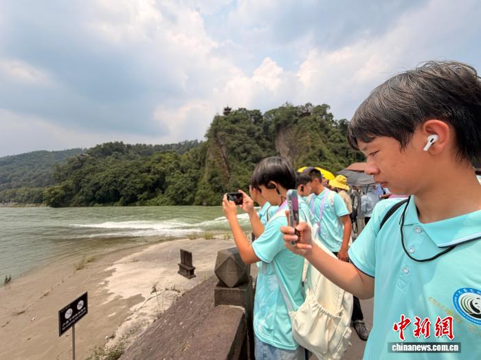 
复旦大学附属肿瘤医院刘文生医生黄牛预约代挂号电话美国华裔青少年感知巴蜀：看大熊猫、访古堰、学川菜