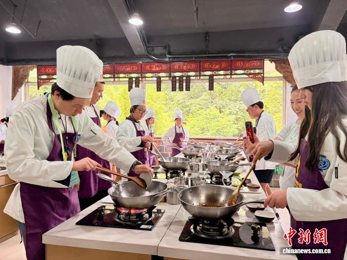 
复旦大学附属肿瘤医院刘文生医生黄牛预约代挂号电话美国华裔青少年感知巴蜀：看大熊猫、访古堰、学川菜