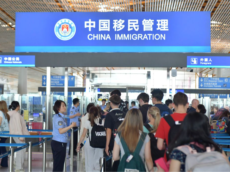 新华鲜报丨创历史新高 上半年3.69亿人次出入境
