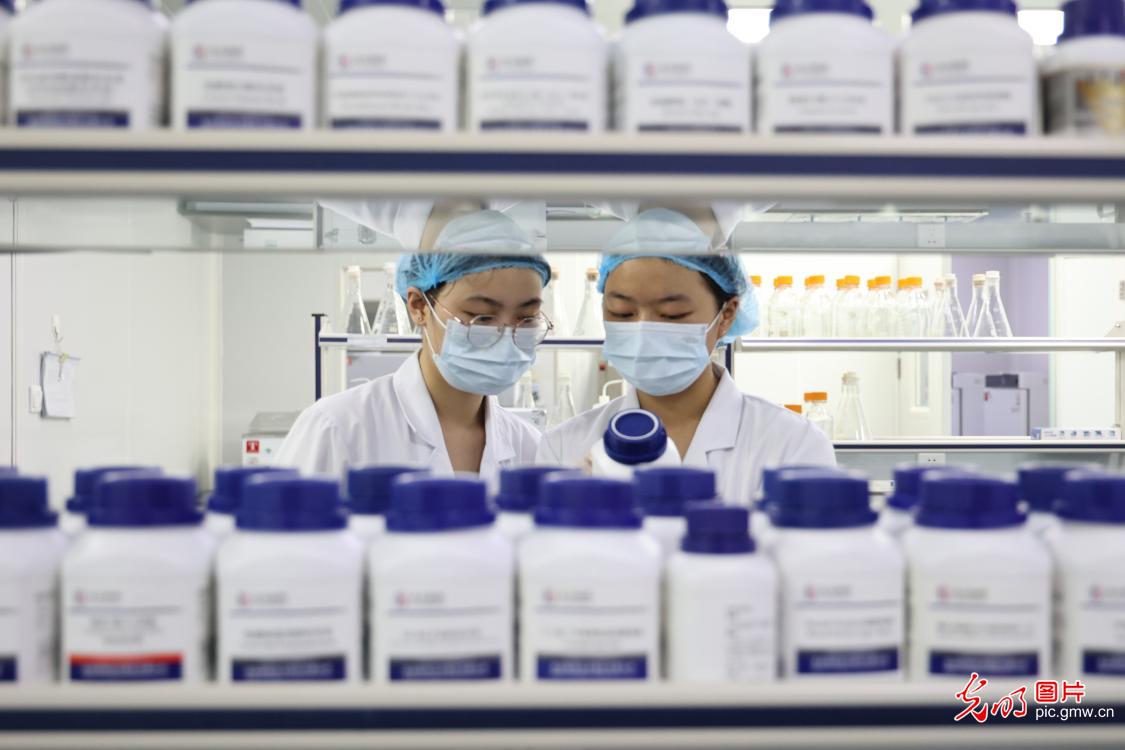 
北京大学人民医院高杰李照孔圆贾晋松黄牛挂号电话这个暑假，他们把课堂搬进了企业产业一线