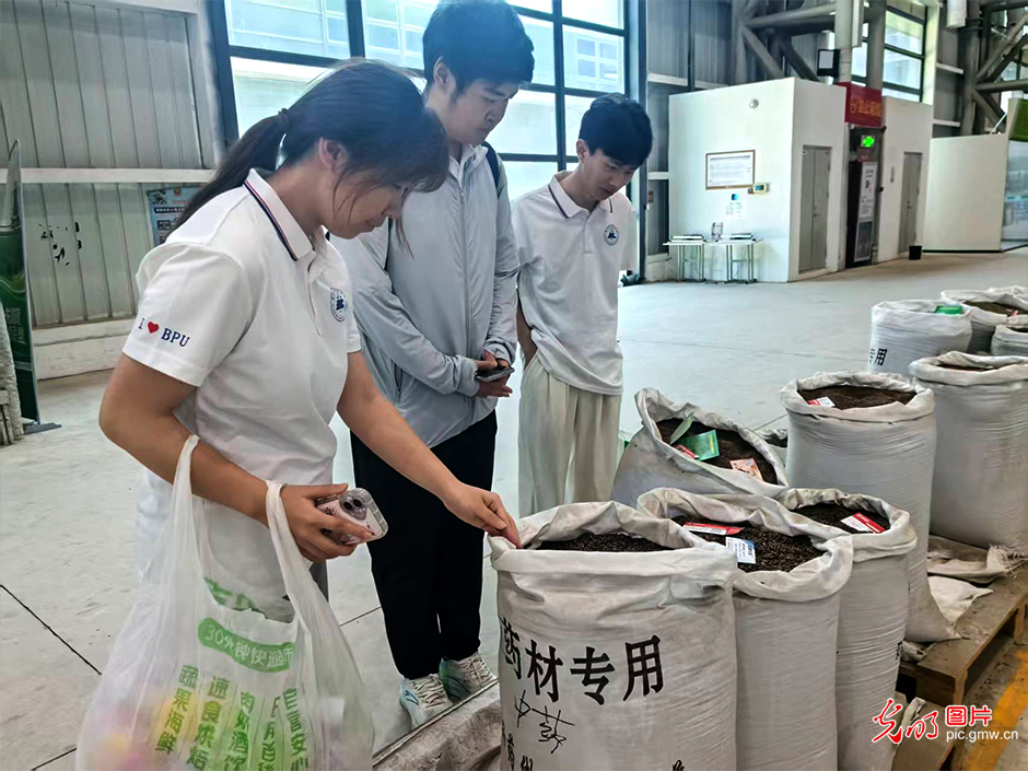 
北京大学人民医院高杰李照孔圆贾晋松黄牛挂号电话这个暑假，他们把课堂搬进了企业产业一线