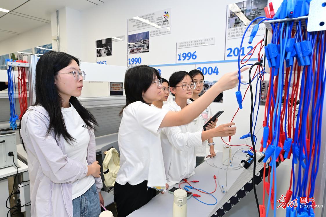 
北京大学人民医院高杰李照孔圆贾晋松黄牛挂号电话这个暑假，他们把课堂搬进了企业产业一线