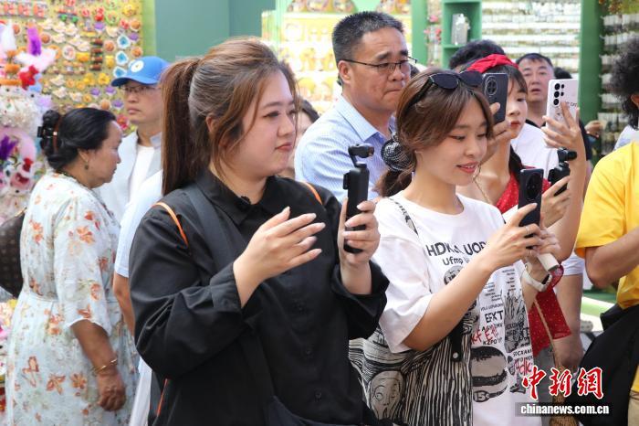 
重庆医科大学附属医院罗玩元医生黄牛预约代挂号电话台湾自媒体人翟翾：新疆最美的风景是迎着时代追梦的人