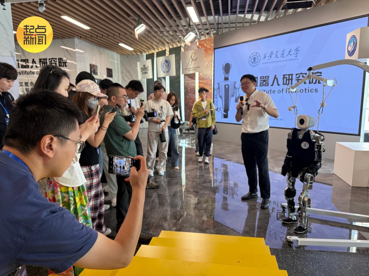
上海长海医院黄牛号贩子票贩子代网上预约代挂号电话数联丝路 陕“耀”全球｜算力当动力 数据作产能 数字化激活陕西产业升级“新引擎”