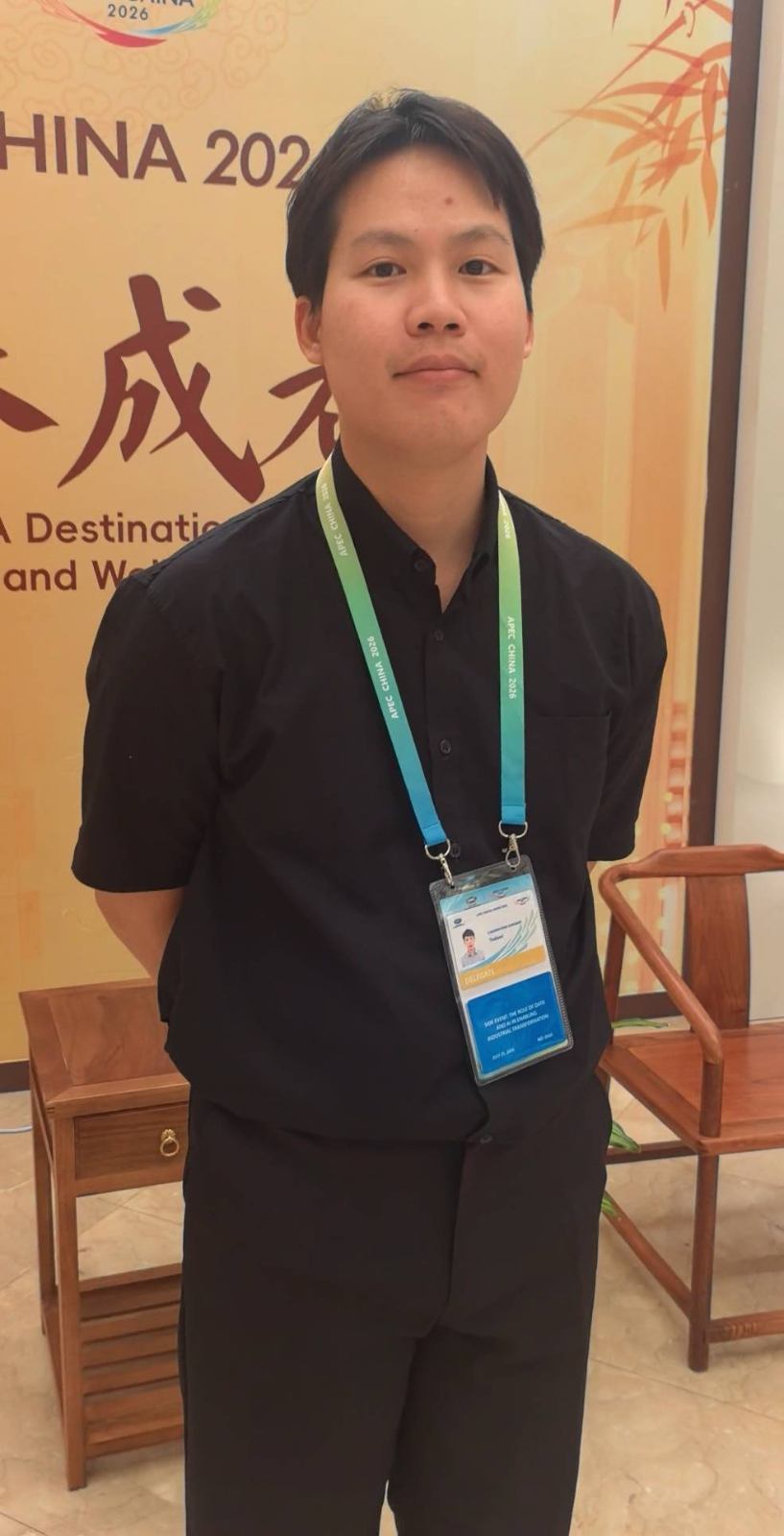 
四川大学华西医院徐严明商慧芳吴波蒋利熊先泽李永彬兰志刚马骏鹏徐建国陆军军黄牛挂号电话“熊猫”会英文、眼镜能传译……APEC会场外，世界看见“成都造”数字未来