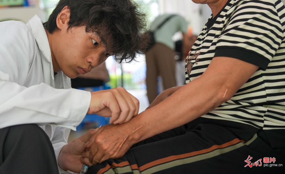 
南京各大医院医生黄牛预约代挂号电话青春躬身基层，暖心服务守护桑榆安康