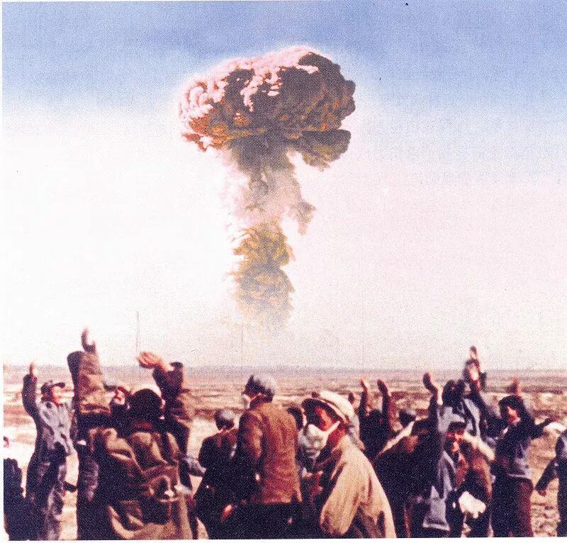 △1964年10月16日，中国第一颗原子弹爆炸成功。