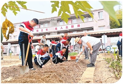 
陆军军医大学新桥医院周鑫医生黄牛预约代挂号电话拉回“走在悬崖边的孩子”（法治头条）