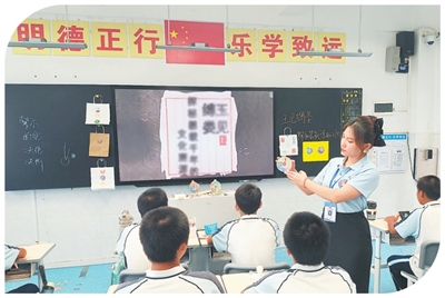 
陆军军医大学新桥医院周鑫医生黄牛预约代挂号电话拉回“走在悬崖边的孩子”（法治头条）