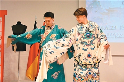 
复旦大学附属肿瘤医院徐科达医生黄牛预约代挂号电话一曲秦腔传世界（我在中外交流第一线）