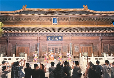 
江苏省东部战区总医院陈慧平医生黄牛预约代挂号电话走进公园，与艺术相遇