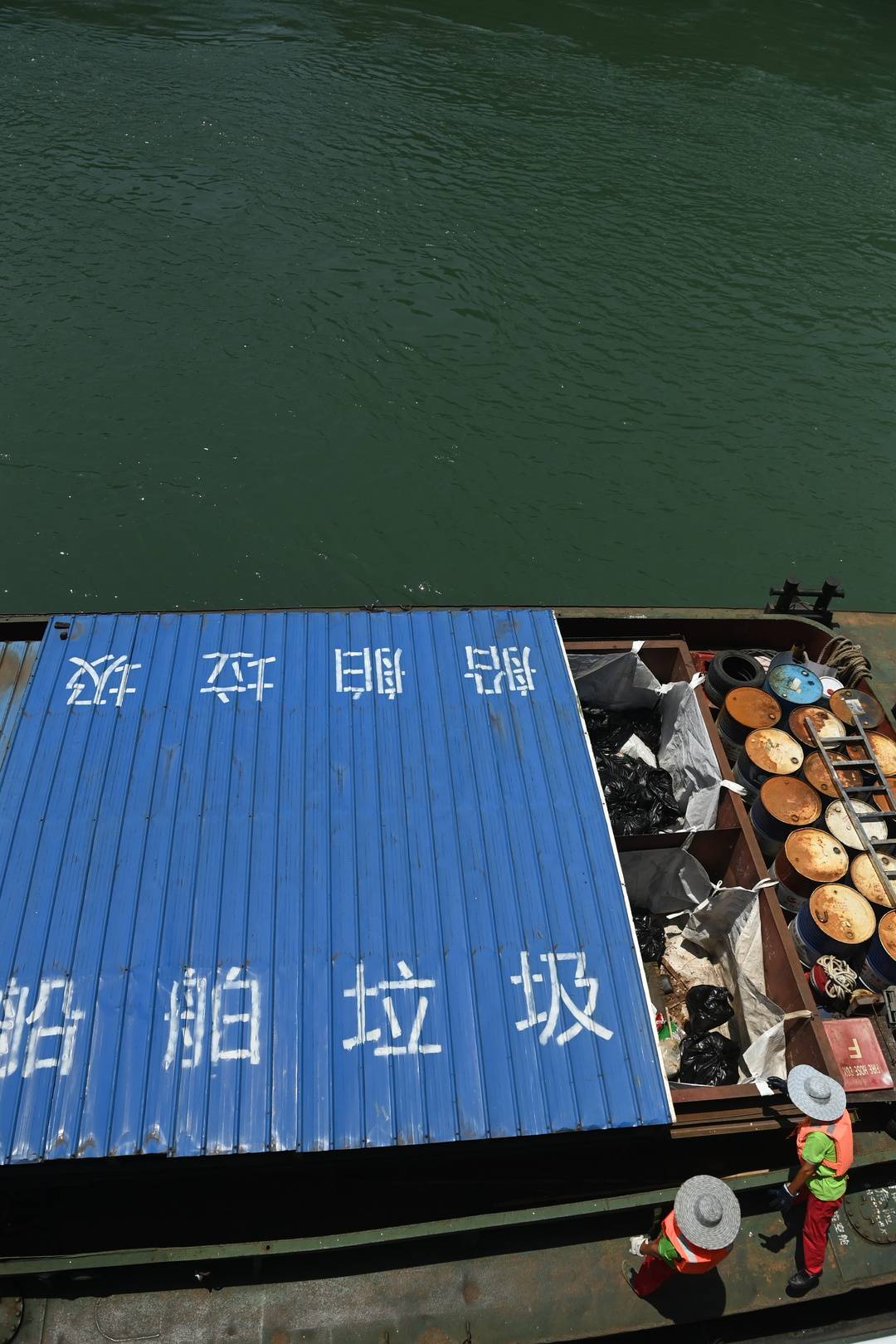 
广东省第二人民医院黄牛号贩子票贩子代网上预约代挂号电话他在长江上开“垃圾船”｜人间事儿·长江十年行