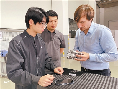 
山东省立医院张鹏医生黄牛预约代挂号电话“专心做好技术攻关这件事”
