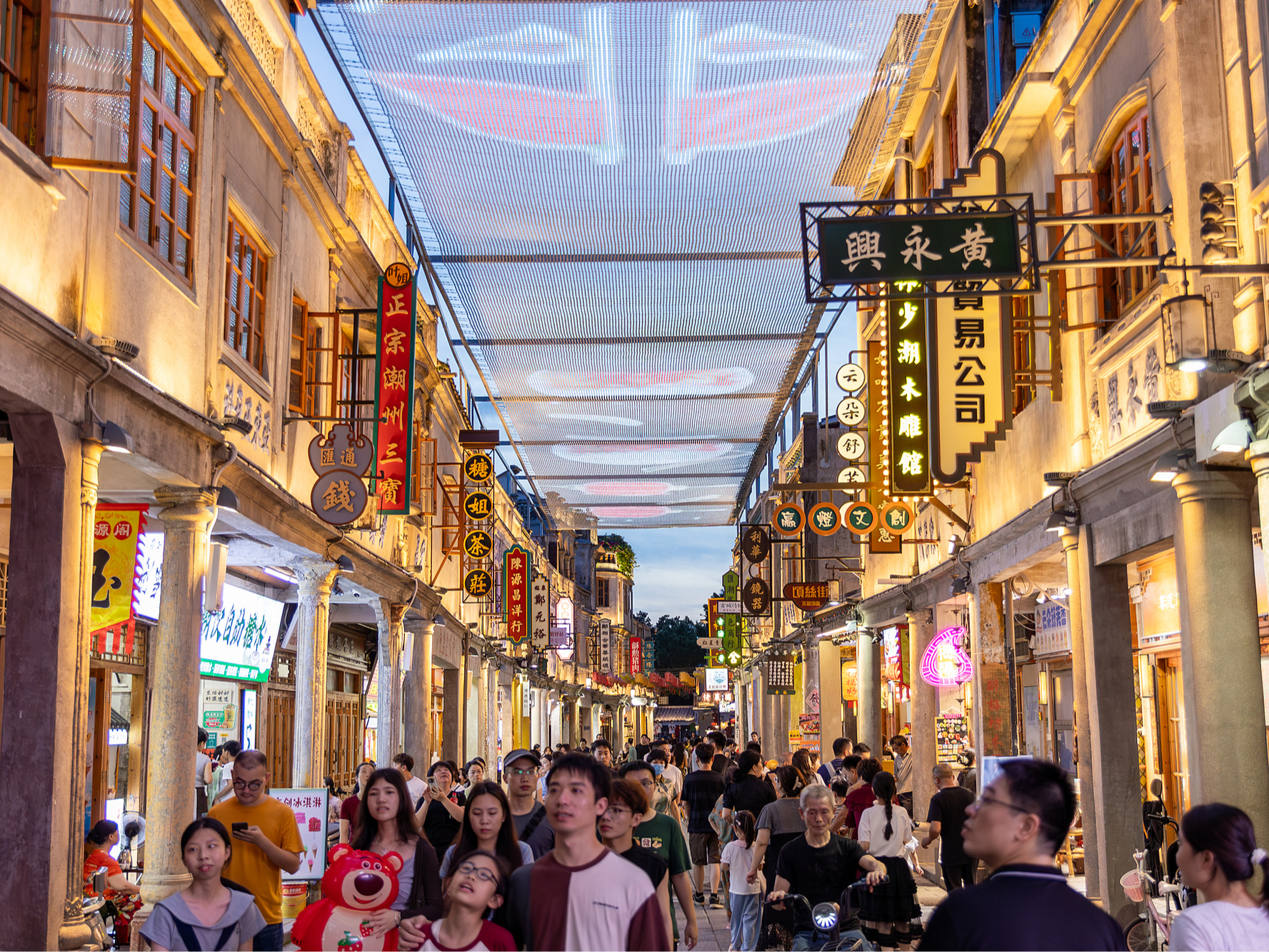 好评中国丨6亿观影人次！影院“八仙过海”拓展光影消费新体验