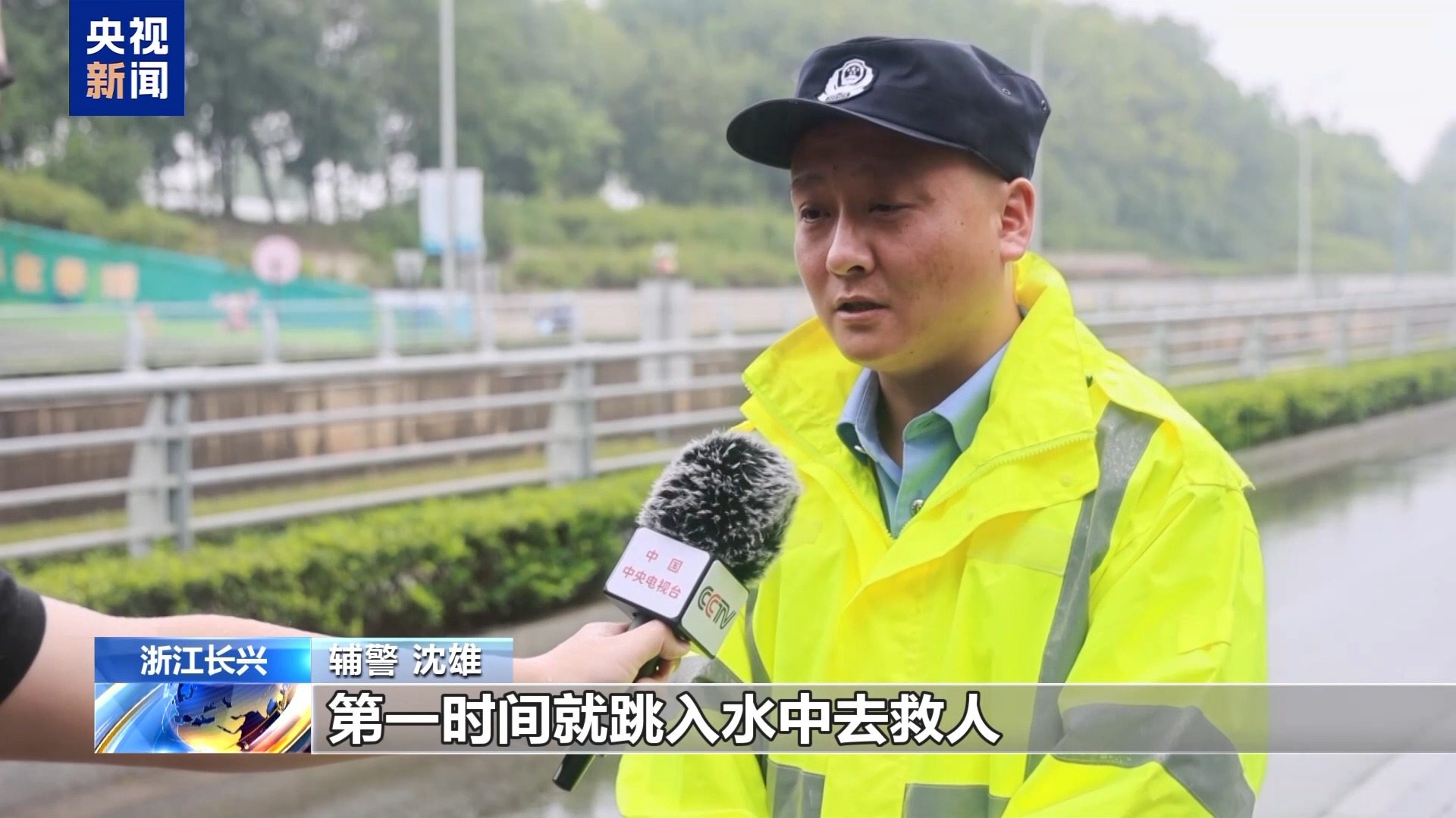 
北京儿童医院巩纯秀医生黄牛预约代挂号电话视频丨“没多想就跳下去了” 辅警和外卖员暴雨中救出四人