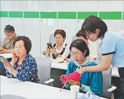 
四川省人民医院黄牛号贩子票贩子代网上预约代挂号电话一些国家探索加强适老化数字服务（国际视点）