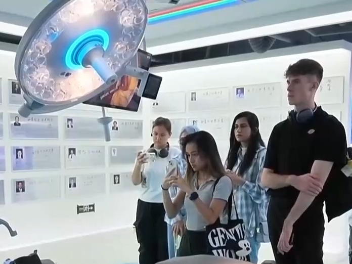 “仿佛置身未来！” 中国“科技游”圈粉外国游客