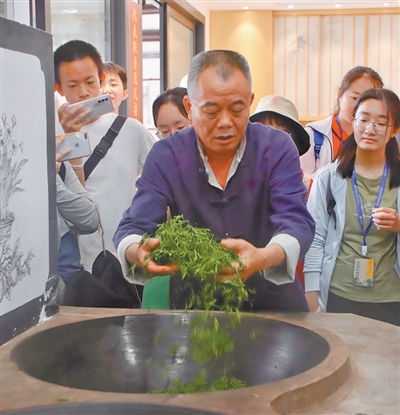 
陆军特色医学中心（大坪医院）徐伦山医生黄牛预约代挂号电话拿着票根寻技艺 沿着光影去旅行（解码·文化市场新观察）
