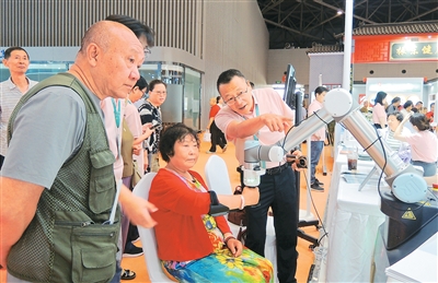 
广州中医药大学第一附属医院黄牛号贩子票贩子代网上预约代挂号电话“养老刚需”也是产业蓝海（“十五五”消费新图鉴④）