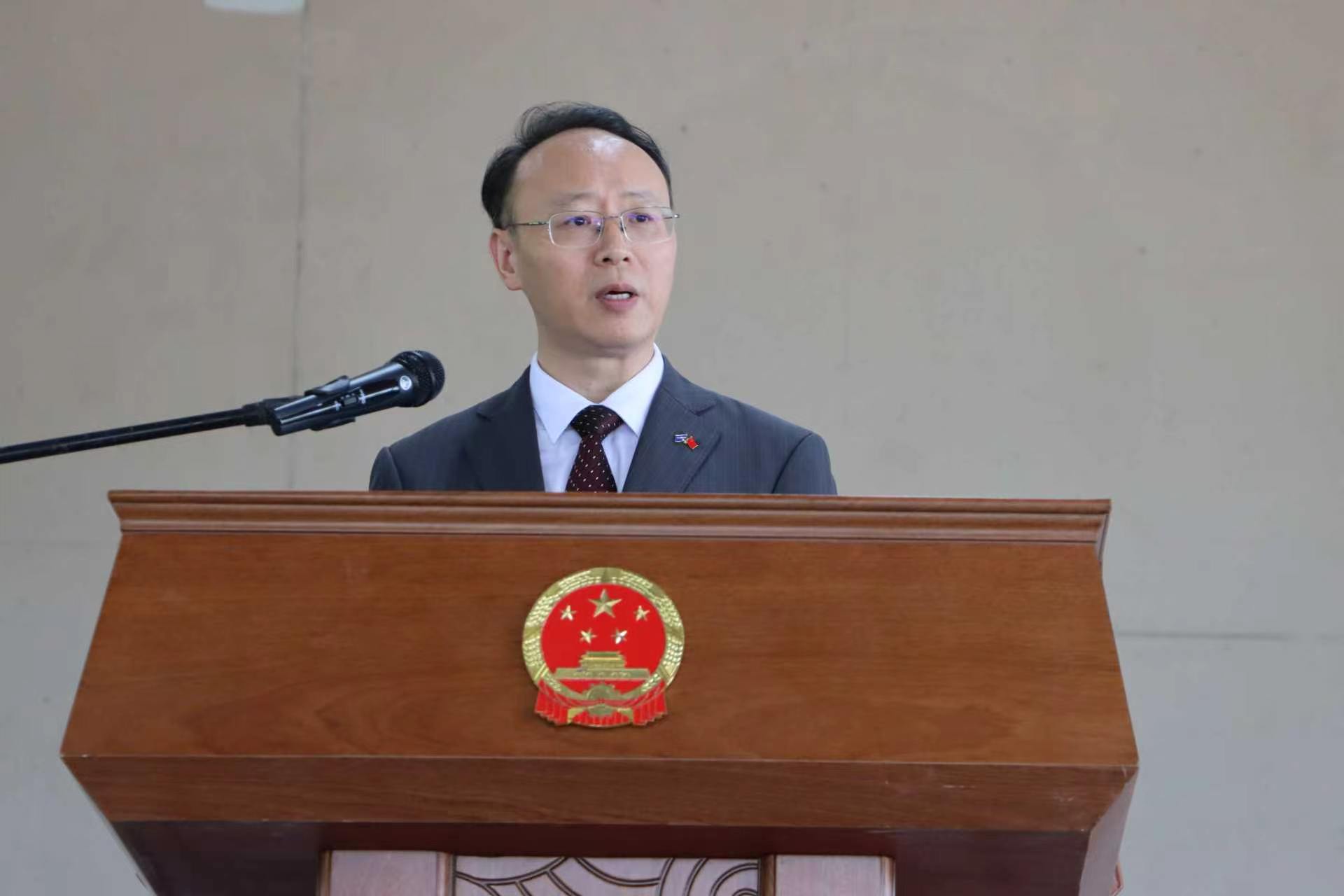
四川大学华西医院徐严明医生黄牛预约代挂号电话中国驻瑙鲁大使吕进：中瑙关系树立了国家友好不分先后的榜样