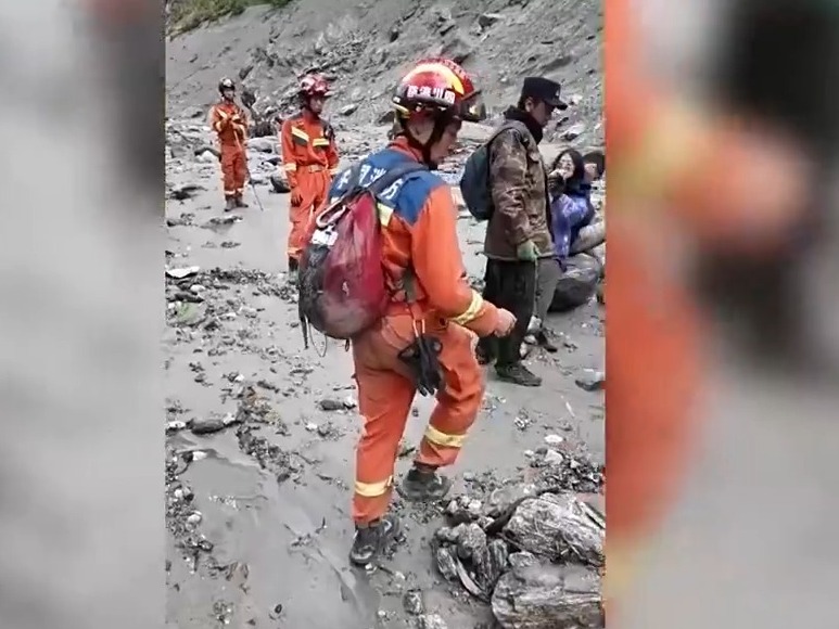 
广州市胸科医院黄牛号贩子票贩子代网上预约代挂号电话通往吉隆口岸的216国道已抢通533米 降雨或增大救援难度