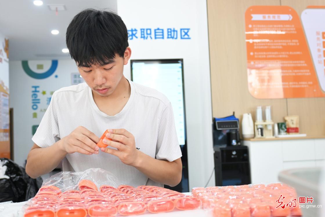 
上海交通大学医学院附属仁济医院陈向锋医生黄牛预约代挂号电话【职引未来】各地聚力攻坚 护航高校毕业生走稳就业路